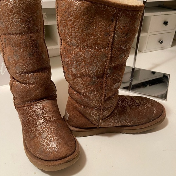 Uggs boots with light gold color logos all around the boots tan and gold - Picture 8 of 14